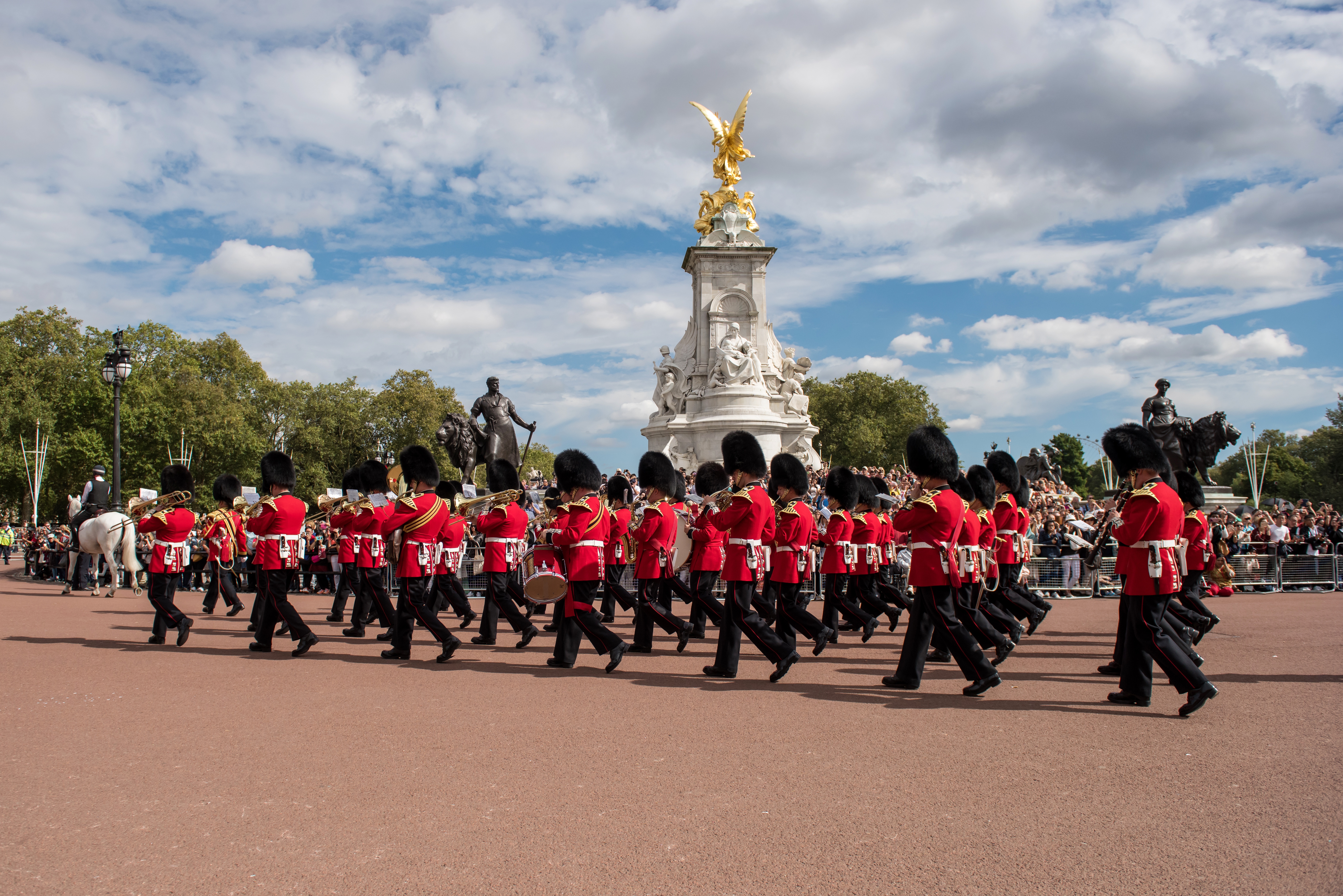 iStock-645735656_changing guards.jpg