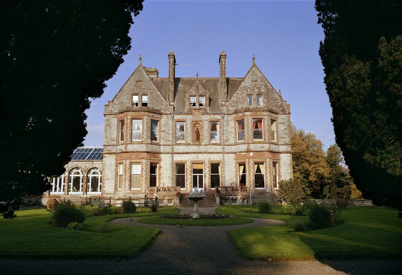castle-leslie-fountain-garden