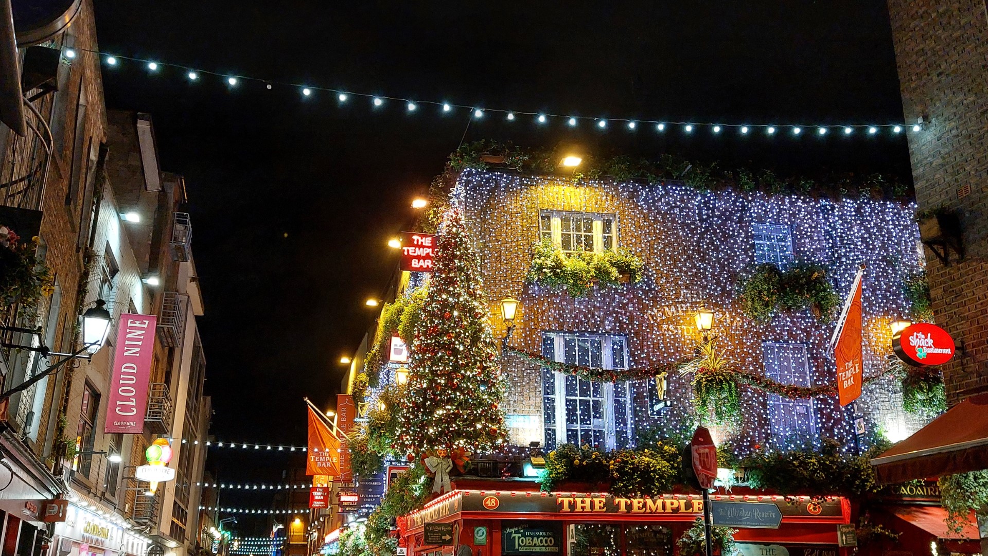 Christmas, Temple Bar Pub, Dublin City ©Failte Ireland